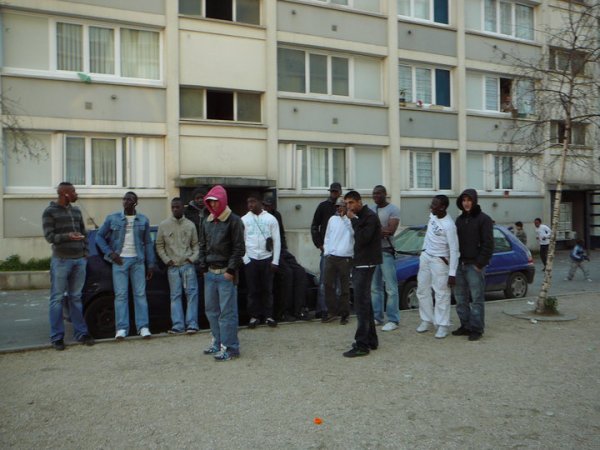 Dans les banlieues de Paris, les jeunes se plaignent de discrimination