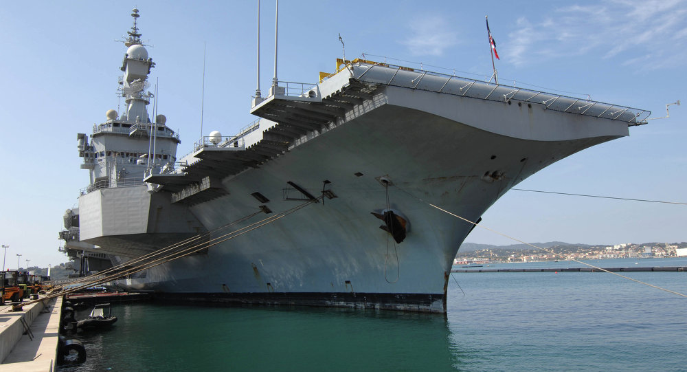 Le porte-avions français Charles de Gaulle sous commandement US