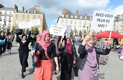France: A la place de sa dent, on lui a arraché son foulard