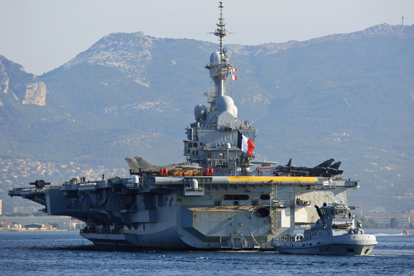 Le porte-avions de Gaulle en route pour le Golfe, prêt à 