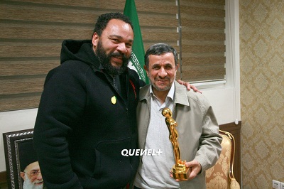 Dieudonné,en Iran, remet la quenelle d’or à Ahmadinejad