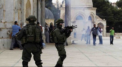 La police d’occupation prend d’assaut AlAqsa et interdit aux fidèles tout accès