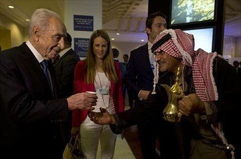 Peres au Forum de Davos en Jordanie, sûr de lui, parmi les dirigeants arabes