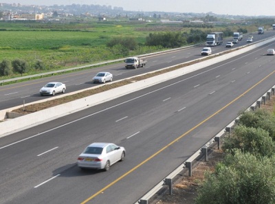 Les routes déviatrices israéliennes dévorent la terre palestinienne
