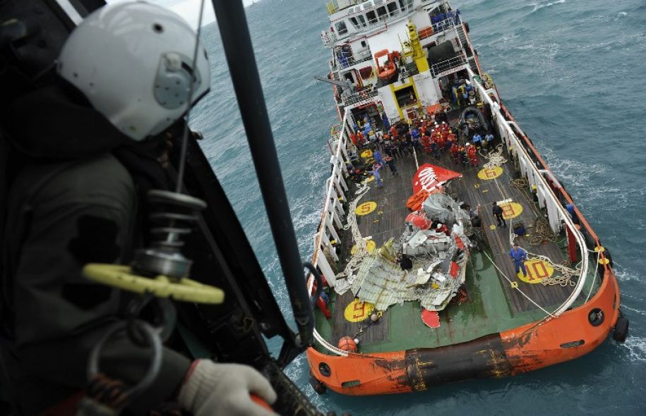 AirAsia: la queue de l’avion repêchée, chasse aux boîtes noires