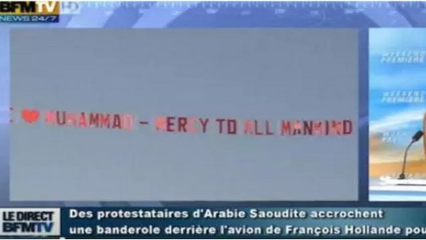 L’Arabie Saoudite accroche une banderole à l’arrière de l’avion de Hollande