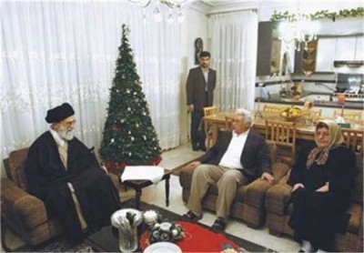 Iran: le guide suprême rend visite à des familles chrétiennes pour Noël
