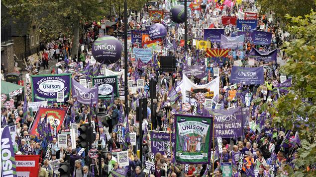 A Londres, des milliers de personnes marchent contre l’austérité
