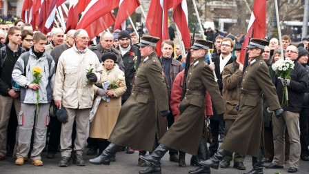 Lettonie: d’anciens légionnaires de la Waffen SS défilent à Riga