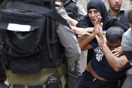 L’occupation sioniste traque les fidèles à l’intérieur de la mosquée d’alAqsa