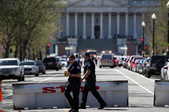 La police tire sur un homme armé au Capitole à Washington