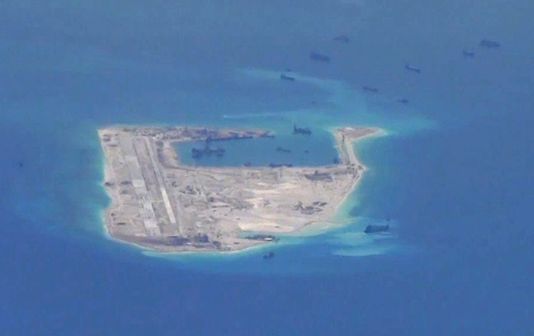 La Chine va construire sur un récif disputé avec les Philippines