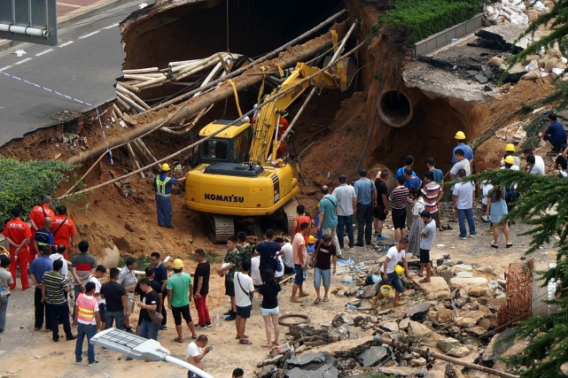 Chine: un trou de 30 mètres s’ouvre dans une rue, avalant plusieurs passants