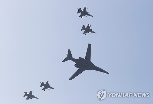 Deux bombardiers américains survolent la Corée du Sud