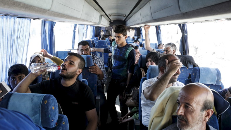 Allemagne : un élu envoie un autobus de réfugiés chez Merkel
