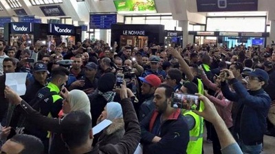 Accueil triomphal pour les footballeurs palestiniens à l’aéroport d’Alger