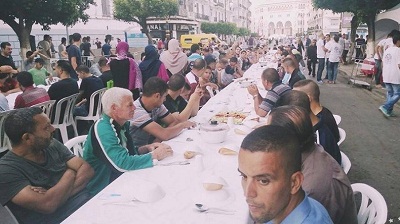 Les Algérois rompent le jeune du ramadan autour d’un iftar géant