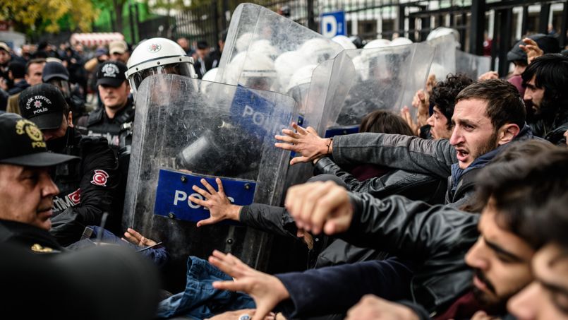 Turquie: dispersion d’une manifestation contre la suspension d’enseignants
