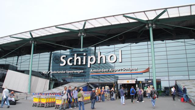 Sécurité renforcée à l’aéroport d’Amsterdam face à la menace terroriste