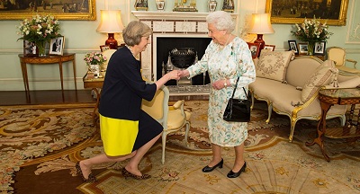 Elisabeth II nomme Theresa May première ministre britannique