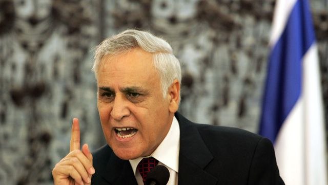 Condamné pour viols, l’ex-président israélien Moshé Katsav reste en prison
