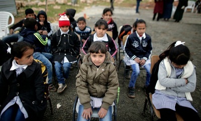 Israël démolit une école d’enfants palestiniens et saisi les bancs et les tables