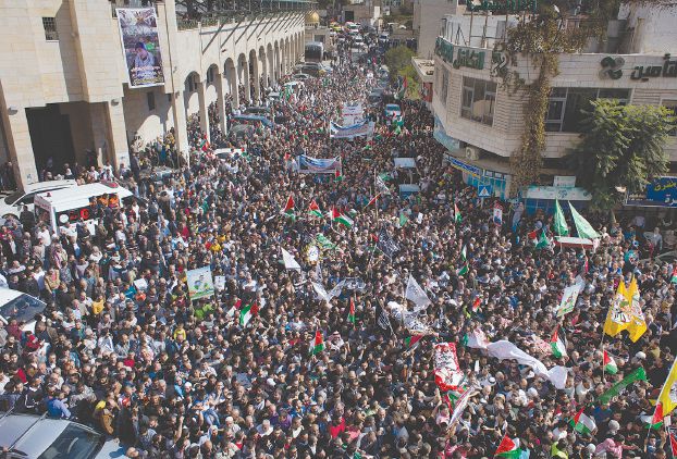 Des milliers de personnes aux funérailles de 14 Palestiniens à Hébron