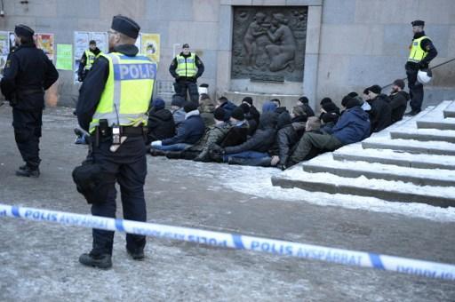 Des dizaines d’hommes masqués attaquent des migrants à Stockholm