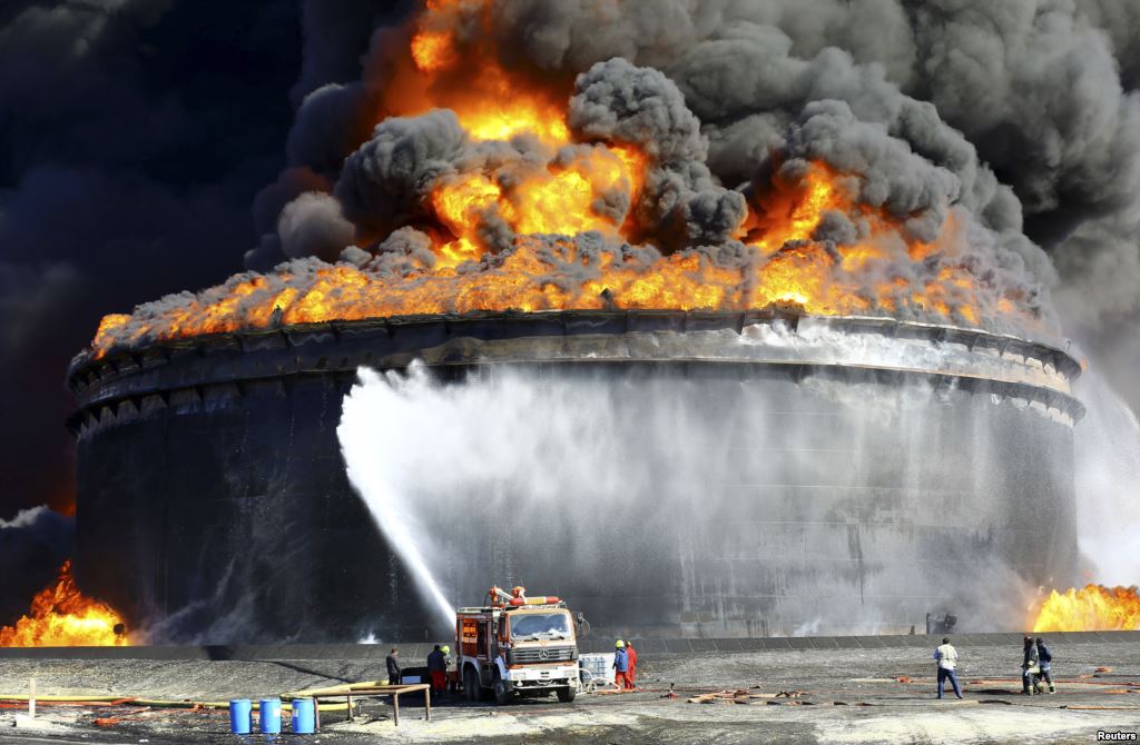 Des installations pétrolières en feu en Libye après une attaque terroriste