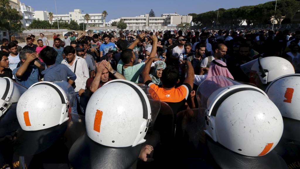 Grèce: manifestation anti-réfugiés sur une île émaillée de violences

