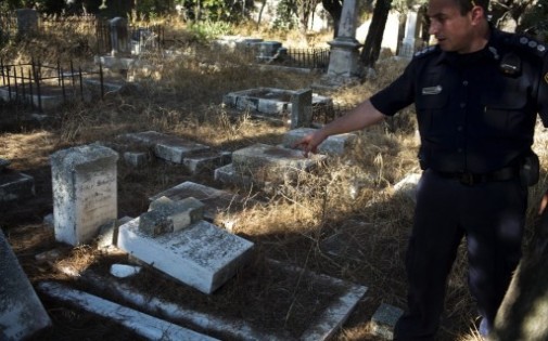 Des dizaines de tombes chrétiennes vandalisées à al-Qods occupée.