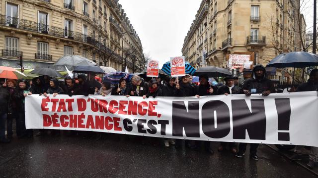 France: plusieurs milliers de manifestants contre l’état d’urgence