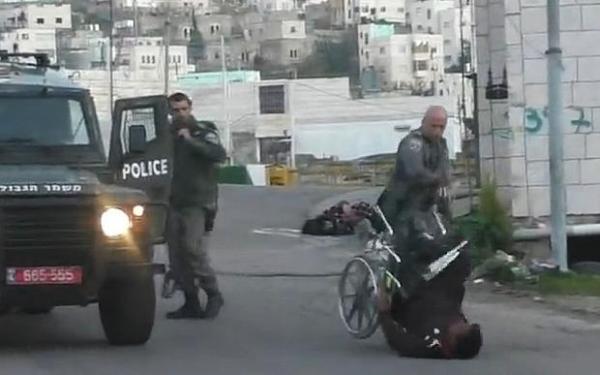 Un policier israélien renversant un Palestinien en chaise roulante fait polémique