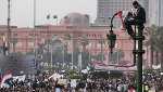 Journée des martyrs : les manifestants affluent sur la place Tahrir pour prier