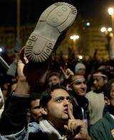 Moubarak déclenche la fureur des manifestants, cap vers le palais présidentiel
