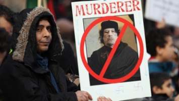 Libye: Kadhafi menace les manifestants armés de la 