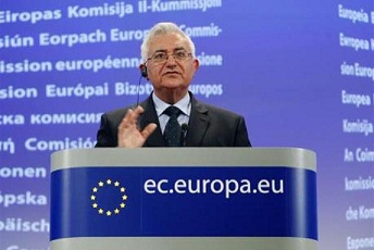Libye: un commissaire européen prend ses distances avec la position de l’UE