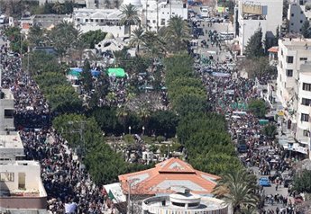 Des dizaines de milliers de Palestiniens manifestent contre les 