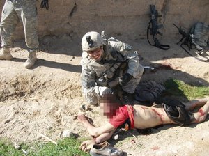 Soldats U.S souriants devant un innocent afghan tué
