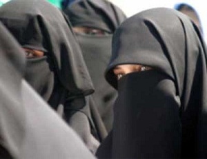 France: la moitié des femmes portant le niqab l’ont enlevé