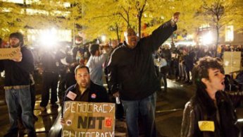 New York: des centaines de manifestants défilent vers Wall Street
