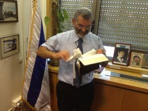 Diputado Israelí Destroza Ejemplar del Nuevo Testamento