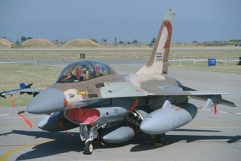 Roban Motores de Cazas F-16 en una Base Militar Israelí