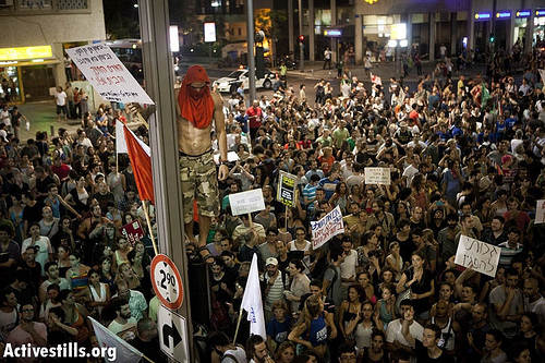 Polic&iacutea y Manifestantes Chocan en Tel Aviv durante la Protesta de los Indignados