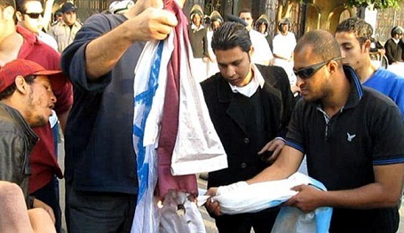 Manifestantes Egipcios Queman la Bandera de Qatar