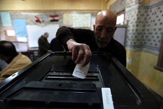 Egipcios comienzan a votar en el polémico referéndum constitucional