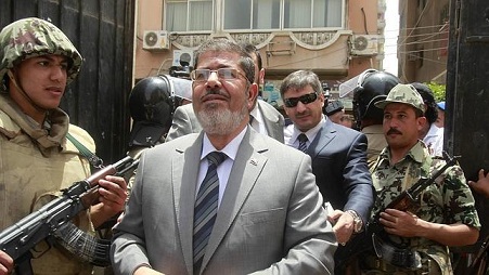 Mursi en Poder del Ejército. 300 &Oacuterdenes de Arresto contra los HHMM