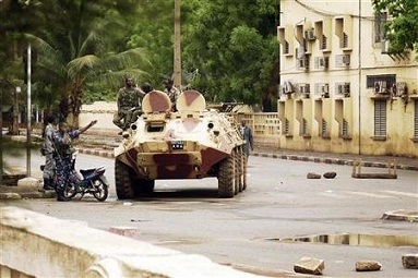 Soldados Franceses y Rebeldes Combaten en una Ciudad de Mali