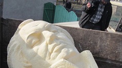Nacionalistas ucranianos destruyen monumentos vinculados a Rusia

