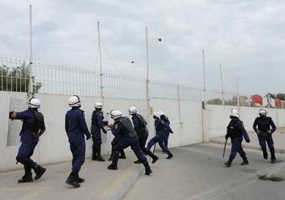 Polic&iacutea de Bahrein Ataca una Escuela